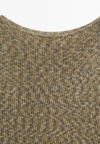 Close-up van olijfgroen en beige gebreide stof met een afgeronde halslijn, met een dik, gestructureerd steekpatroon.