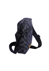 Bolso cruzado negro hecho de tela texturizada, con un patrón de impresión repetido, correa ajustable y un compartimento principal con cremallera.