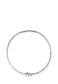 Collar de plata con un diseño retorcido, textura suave y un cierre con una pequeña piedra de acento. Forma redonda y minimalista.