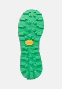 Groene rubberen buitenzool met getextureerde noppen voor grip. Kenmerkt zich door een driehoekig patroon en een gele Vibram Megagrip-logo.