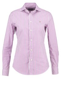 Pruhovaná košile s dlouhým rukávem v světle fialové a bílé barvě, s klasickým límcem a slim fit střihem. Diskrétní logo na hrudi.