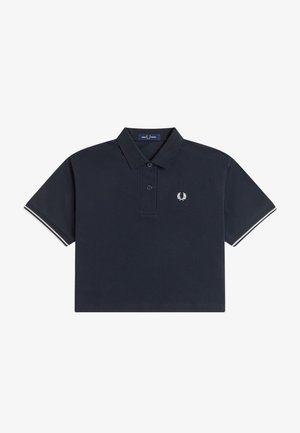 Polo court bleu marine à manches courtes, avec deux boutons, logo blanc sur la poitrine et bords à rayures blanches sur les manches.
