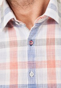 Kurzärmliges karierte Hemd in Weiß, Blau, Grau und Orange. Mit einem Button-down-Kragen und zwei Knöpfen an der Blende. Strukturierter Stoff.