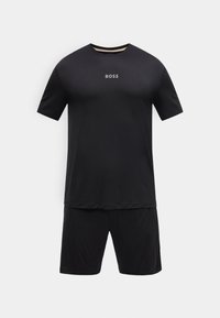 Μαύρο κοντομάνικο T-shirt με στρογγυλή λαιμόκοψη και λογότυπο "BOSS" στο στήθος, συνδυασμένο με μαύρο σορτς, πάνω σε ανοιχτό φόντο.