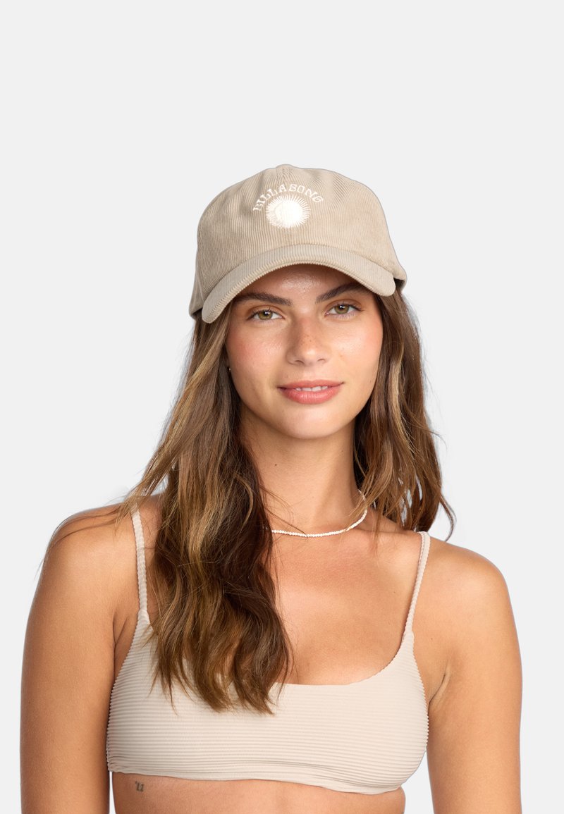 Beige corduroy pet met een gebogen rand, voorzien van een witte zon grafische borduring aan de voorkant. Gladde textuur, verstelbare achterkant.