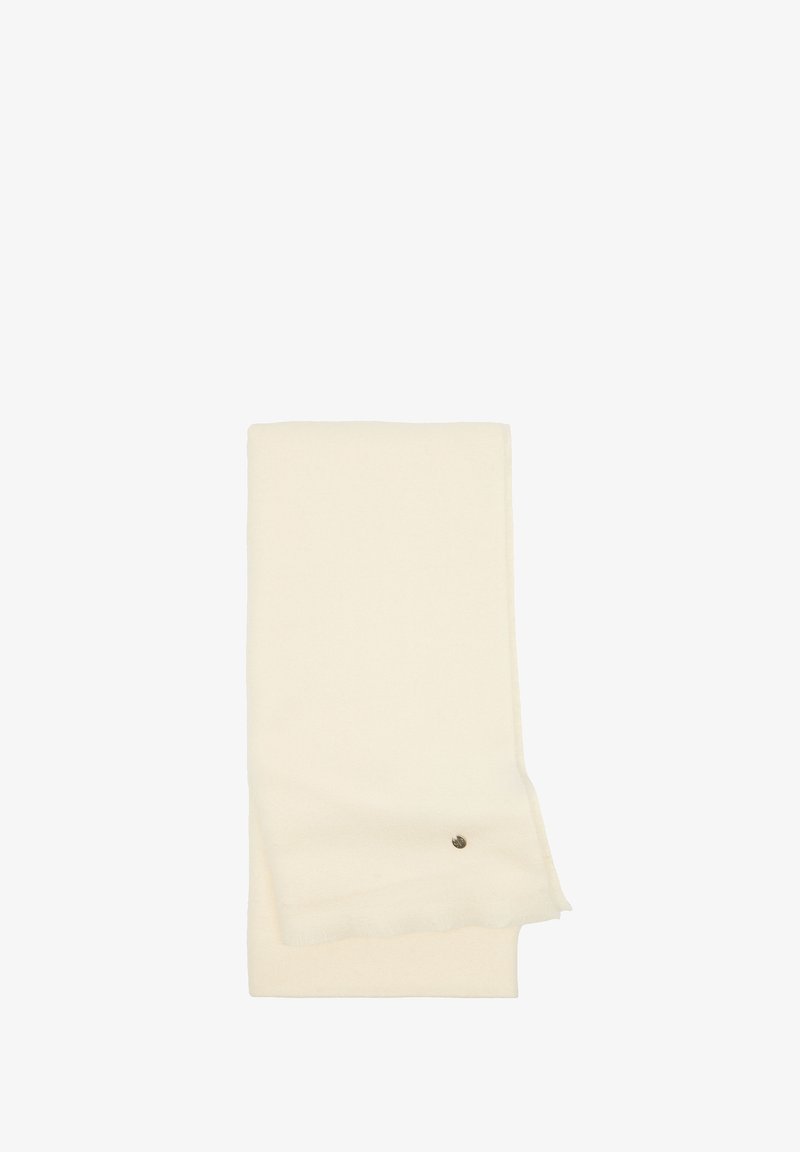 Złożony szalik w kolorze kremowym z małym okrągłym metalowym logo blisko jednej krawędzi na białym tle.