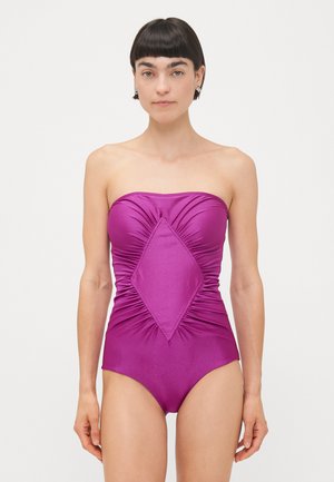 Costum de baie fucsia, fără bretele, dintr-o singură piesă, cu cusături pliate, un panou în formă de diamant în centru și o textură netedă, strălucitoare.
