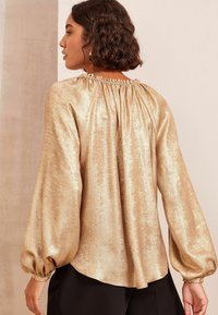 Friends Like These LONG SLEEVE BUTTON FRONT FOIL - Bluse - gold