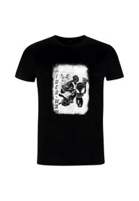 Černé tričko s grafickou potiskem postav Spider-Mana v bílé a šedé barvě, s texturovaným pozadím a stylizovaným textem "SPIDER-MAN".