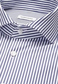 Col de chemise à rayures verticales bleu et blanc avec boutons blancs et une étiquette Seidensticker visible à l'intérieur du col.