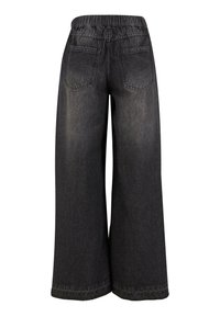 Široké černé džíny z denimu s elastickým pasem, vybavené dvěma zadními kapsami a jemnou distressed texturou na látce.