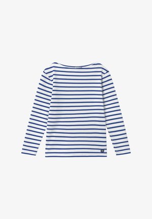 Chemise blanche à manches longues avec des rayures horizontales bleues et un petit logo rond près de l'ourlet inférieur sur un fond uni.