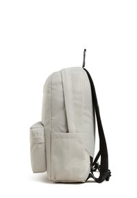 Mochila de tela gris con estructura acolchada, un bolsillo lateral y correas ajustables negras. Diseño minimalista sin patrones ni acentos de hardware.