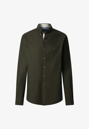 Chemise boutonnée vert sombre avec col, manches longues et doublure intérieure à carreaux. Présente un petit logo bleu sur la poitrine. Texture douce.