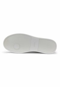 Hvid sneaker sål med struktureret gummi greb og cirkulær accent. Har mærkevaren "BOSS" nær hælen. Glatte, rene linjer i designet.