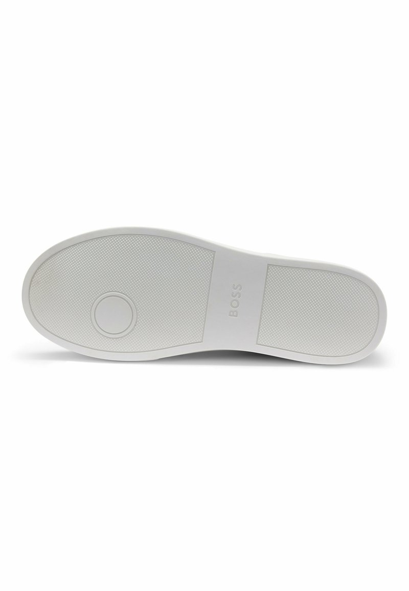 Semelle de sneaker blanche avec une adhérence en caoutchouc texturé et un accent circulaire. Présente la marque "BOSS" près du talon. Lignes lisses et épurées dans le design.