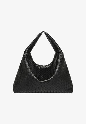 Czarna pleciona skórzana torba na ramię o trójkątnym kształcie i szerokim plecionym uchwycie, z górnym zamkiem błyskawicznym.