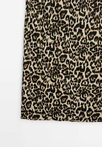 Leopardenmusterstoff in Schwarz- und Brauntönen auf einem hellbeigen Hintergrund, mit glatter Textur und dichtem Muster.