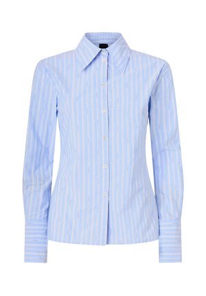 Svetlomodrá košeľa s dlhým rukávom na gombíky, biele vertikálne pruhy a jemný vzor malých nápisov, špicatý golier a predĺžené manžety.