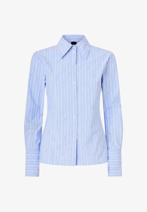 Svetlo modra srajca z dolgimi rokavi, s belimi navpičnimi črtami in subtilnim vzorcem majhnih črk, z ostrim ovratnikom in podaljšanimi manšetami.