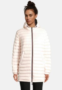 Giacca puffer rosa chiaro con trapuntatura orizzontale, cappuccio e zip frontale. Presenta tasche laterali e polsini elastici per il calore.
