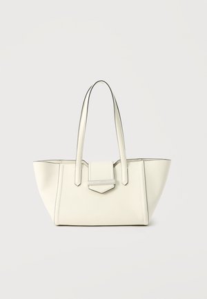 Bolso tote de cuero blanco con asas largas y detalle de solapa frontal, diseño limpio con costuras mínimas sobre un fondo claro y liso.