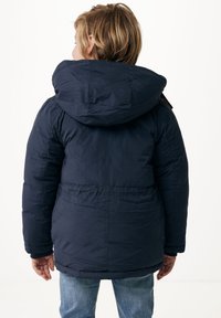 Marinblå pufferjacka med huva, som har dragsko i midjan, långa ärmar och en slät textur. Bakifrån visar jackan en minimalistisk design med diskreta sömmar.