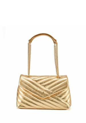 Złota pikowana torebka o gładkiej fakturze, z łańcuszkowym paskiem i złożonym zapięciem w formie klapy z ukośnym wzorem przeszycia.