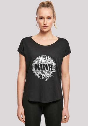 Juoda trumpomis rankovėmis marškinėliai pagaminti iš minkštos medžiagos, su balta apvalia grafika, kurioje yra užrašas "MARVEL" ir komiksų personažai.