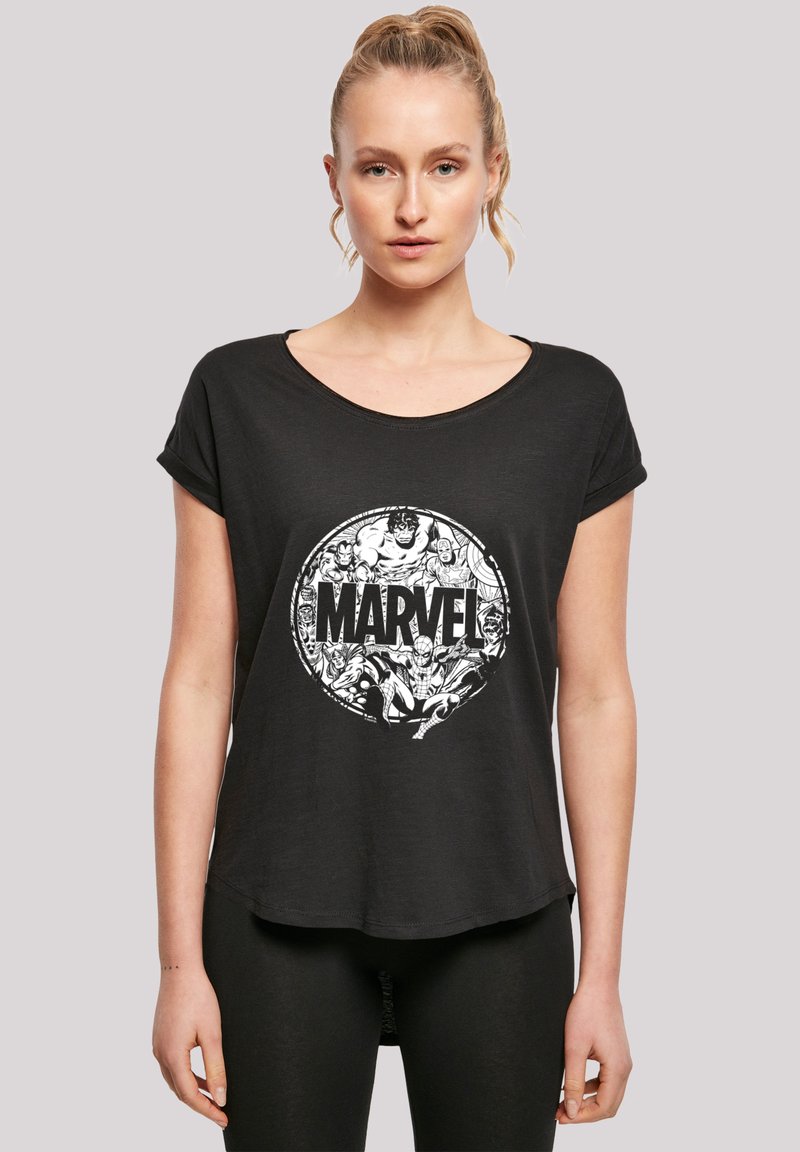 Juoda trumpomis rankovėmis marškinėliai pagaminti iš minkštos medžiagos, su balta apvalia grafika, kurioje yra užrašas "MARVEL" ir komiksų personažai.