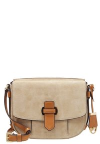 Borsa a tracolla in suede beige con un accento e una tracolla in pelle marrone, dotata di una chiusura a pattina magnetica e una tasca frontale.
