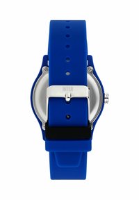 Orologio con cinturino in silicone blu e cassa e fibbia metallici argentati, con quadrante rotondo e cinturino regolabile con fori per la misura.