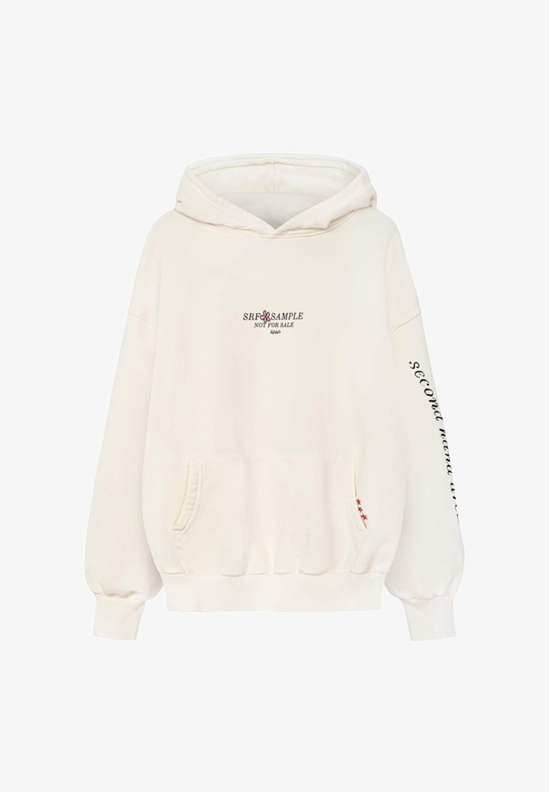 Kremowa bluzka z kapturem, z przednią kieszenią, sznurkiem w kapturze oraz nadrukowanym tekstem na klatce piersiowej i rękawie. Miękka, bawełniana tkanina z prążkowanymi mankietami.
