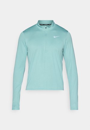 Helles Teal langärmliges Sportoberteil mit einem Halb-Zip-Kragen und dem weißen Nike-Logo auf der linken Brust. Glattes, dehnbares Material.