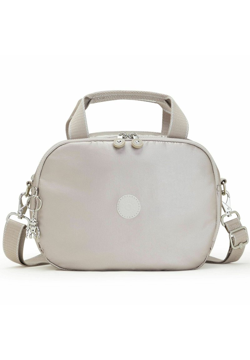 Sac banane en nylon beige avec une forme arrondie, deux zips, une poignée courte et une bandoulière réglable. Présente un détail de logo circulaire.