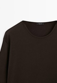 Donkerbruin langarmshirt van zacht, ribbelachtig katoen, met een ronde halslijn en subtiele stikdetails.