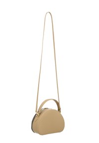 Bolso cruzado de cuero beige con forma redondeada, asa en la parte superior y una correa larga ajustable. Presenta herrajes en tono dorado y un cierre de cremallera.