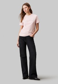 Calvin Klein Jeans MONOLOGO REGULAR - Camiseta estampada - peach whip