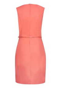 Korálové šaty bez rukávů s těsným střihem, zadním zipem a úzkým páskem v pase. Hladká textilie s čistým zakončením.