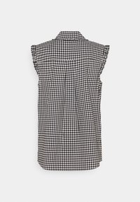 Camicia senza maniche a scacchi bianco e nero con colletto a punta, cuciture sulle spalle arricciate e design sul retro plissettato.