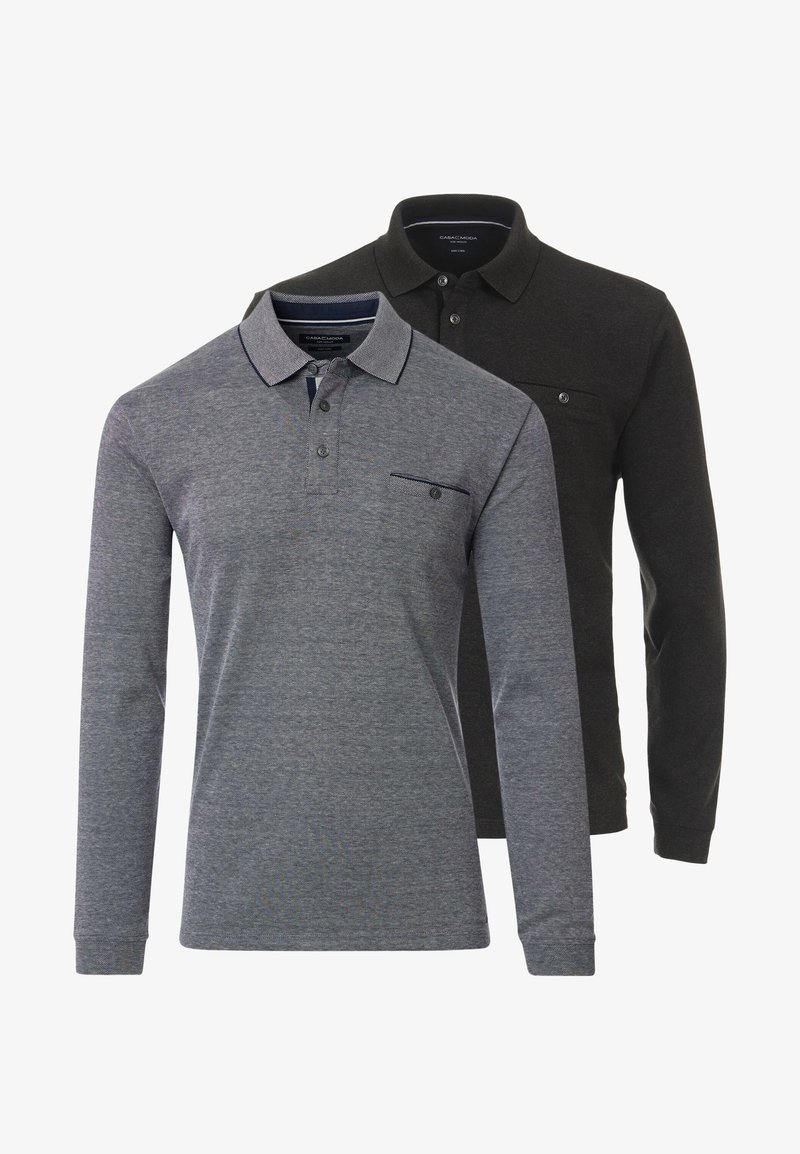 Kaksi pitkähihasta polo-paitaa, toinen harmaa tummalla reunuksella ja edessä napitetulla taskulla, toinen musta napitetulla taskulla, esiteltynä valkoista taustaa vasten.