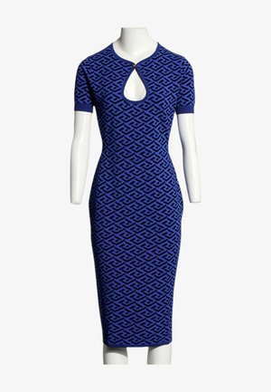 Vestito blu fino al ginocchio con motivo geometrico nero, maniche corte e scollatura a goccia chiusa con un unico bottone, mostrato su un manichino.