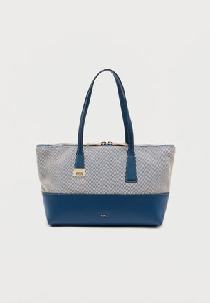 Τσάντα ώμου σε μπλε και μπεζ χρώμα με δύο λαβές, υφασμάτινο επάνω μέρος με υφή, λείο δέρμα στο κάτω μέρος και χρυσό φερμουάρ στο πάνω μέρος.