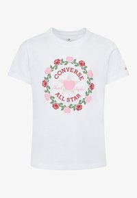 Biela bavlnená tričko s obručovou grafikou červených ruží, zelených listov, ružových srdiečok a textom "CONVERSE ALL STAR" v červenej farbe.