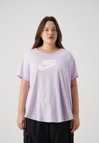 Nike Sportswear CLUB TEE - Apdrukāts T-krekls - violet mist