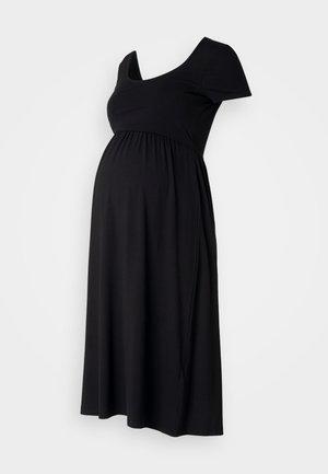 Juoda nėštumo suknelė, pagaminta iš minkštos medžiagos, su trumpomis rankovėmis, prigludusia liemene ir imperijos juosmens linija, kuri teka iki kelių ilgio sijono.