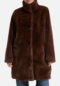 Brauner Kunstpelzmantel mit hohem Kragen, Knopfleiste vorne und weiten Ärmeln. Weiche Textur und übergroßes Design für Komfort.