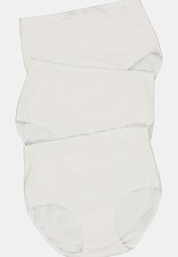 Bílé bavlněné kalhotky s hladkým povrchem, plným pokrytím a vlnitými okraji. Tři kusy naskládané pro vystavení.