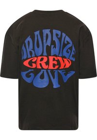 Sort oversized t-shirt med grafikken "DROPSIZE CREW LOVE". Har store blå og røde bogstaver, korte ærmer og en rund udskæring.