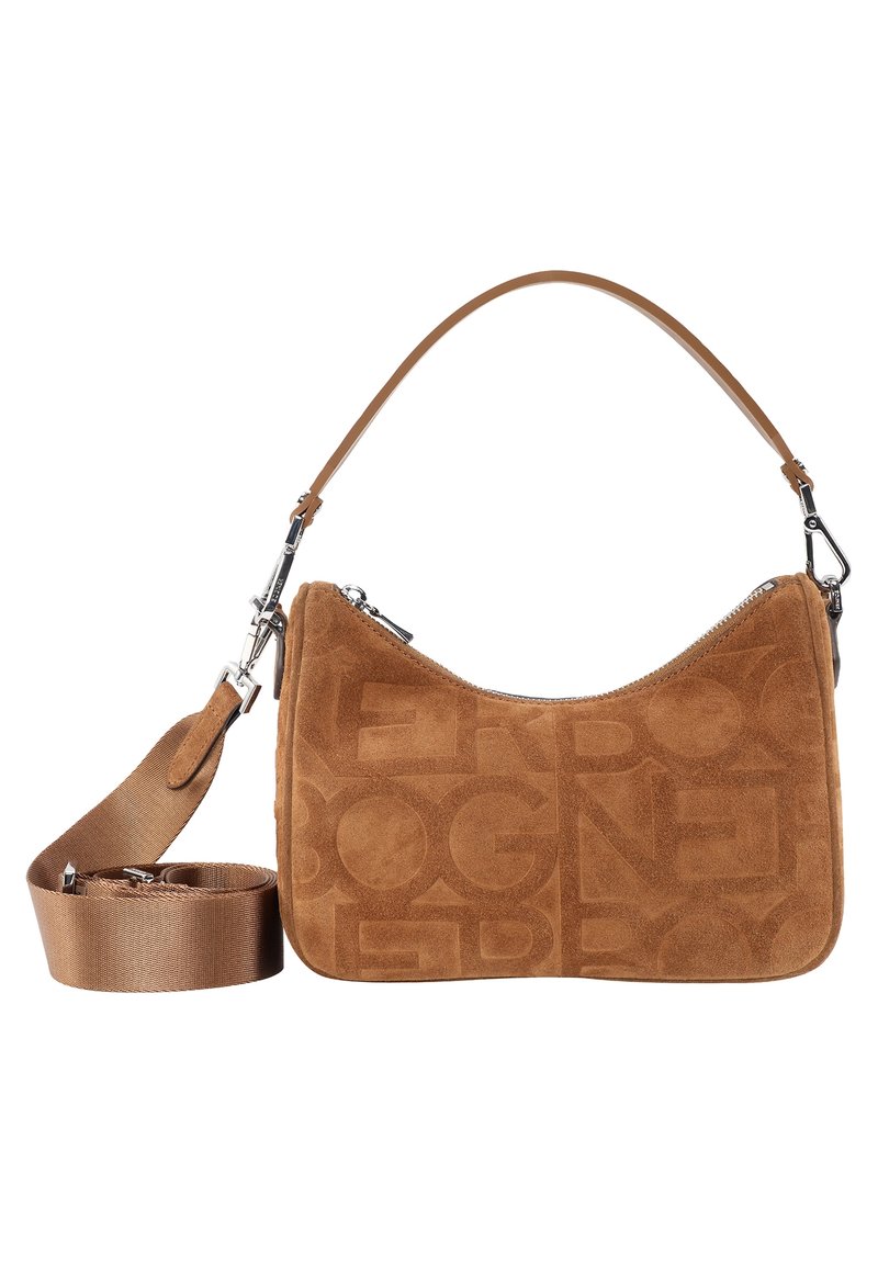 Sac en daim beige avec motif de logo embossé, forme hobo, accessoires en métal argenté et une bandoulière en tissu marron amovible. Fermeture éclair sur le dessus.